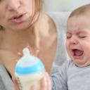 จะทำอย่างไรถ้าทารกแรกเกิดมีอาการท้องผูกหากกินอาหารผสม?