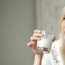 Leche para una madre lactante durante la lactancia: ¿es posible y cuál es mejor: la de vaca o la de cabra?