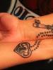 Parade tatueringar för älskare som en symbol för eviga känslor med översättning