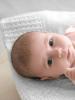 Utveckling av ett nyfött barn under den första levnadsmånaden Barn från 1 månad